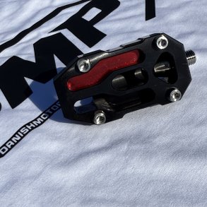 DMP Street Savage Bremse- og Gearpedaler candy r�d indl�g