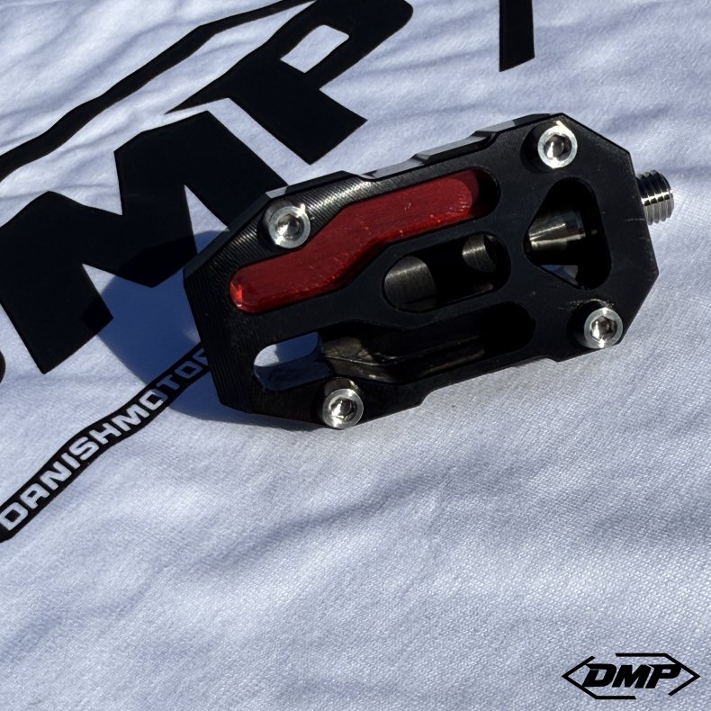 DMP Street Savage Bremse- og Gearpedaler candy r�d indl�g