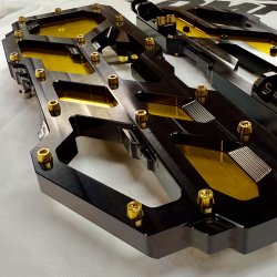 DMP "Street Savage" floorboard s�t, Race black med candy guld plade, Touring