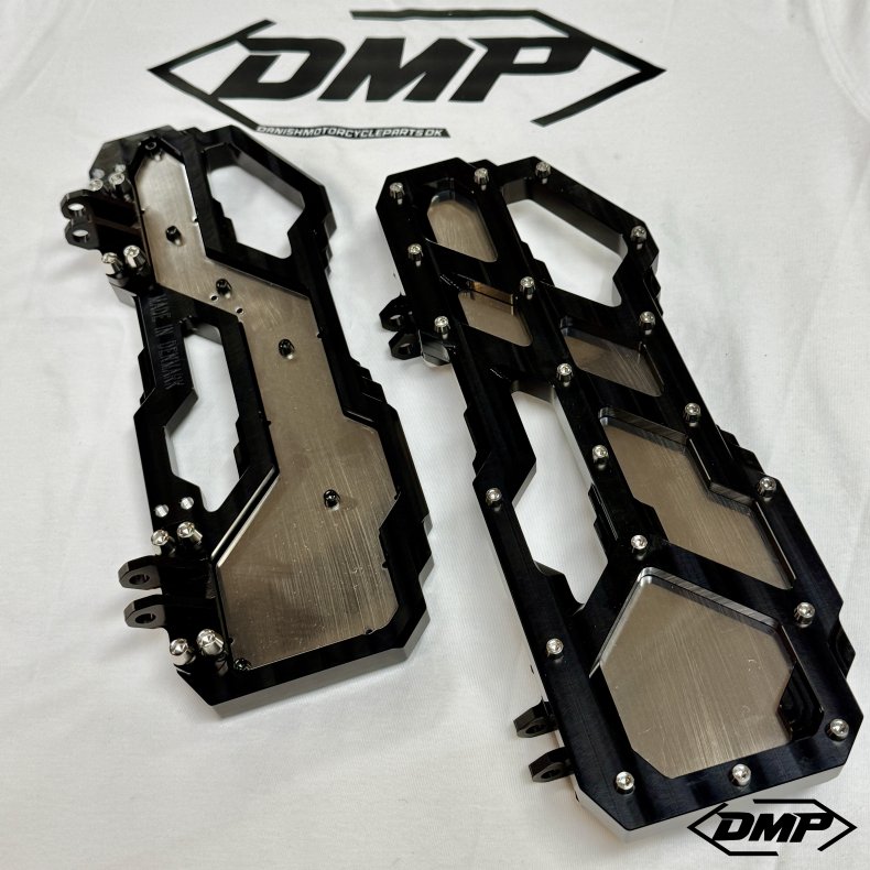 DMP "Street Savage" floorboard s�t, Race black med rustfri plade, Touring