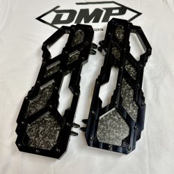 DMP "Street Savage" floorboard s�t, Race black med blank forged carbon plade, Touring