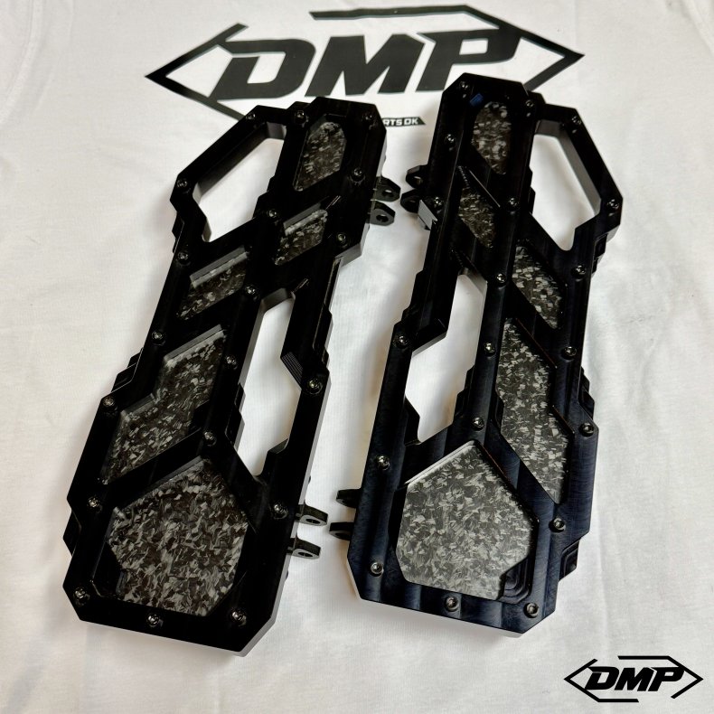 DMP "Street Savage" floorboard s�t, Race black med blank forged carbon plade, Touring