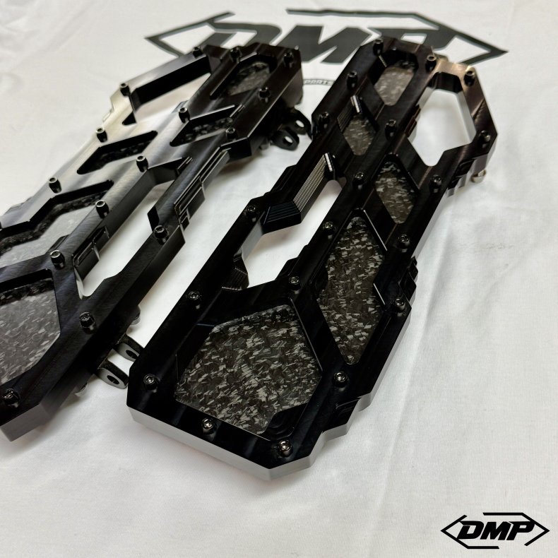 DMP "Street Savage" floorboard s�t, Race black med blank forged carbon plade, Touring