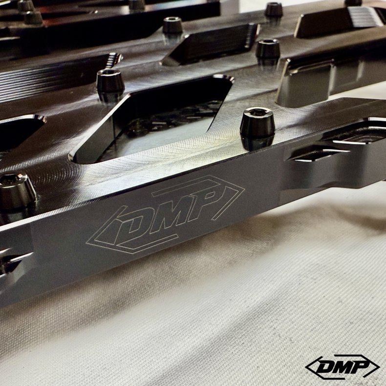 DMP "Street Savage" floorboard s�t, Race black med blank forged carbon plade, Touring