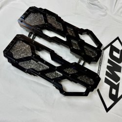 DMP "Street Savage" floorboard s�t, Race black med blank forged carbon plade, Touring