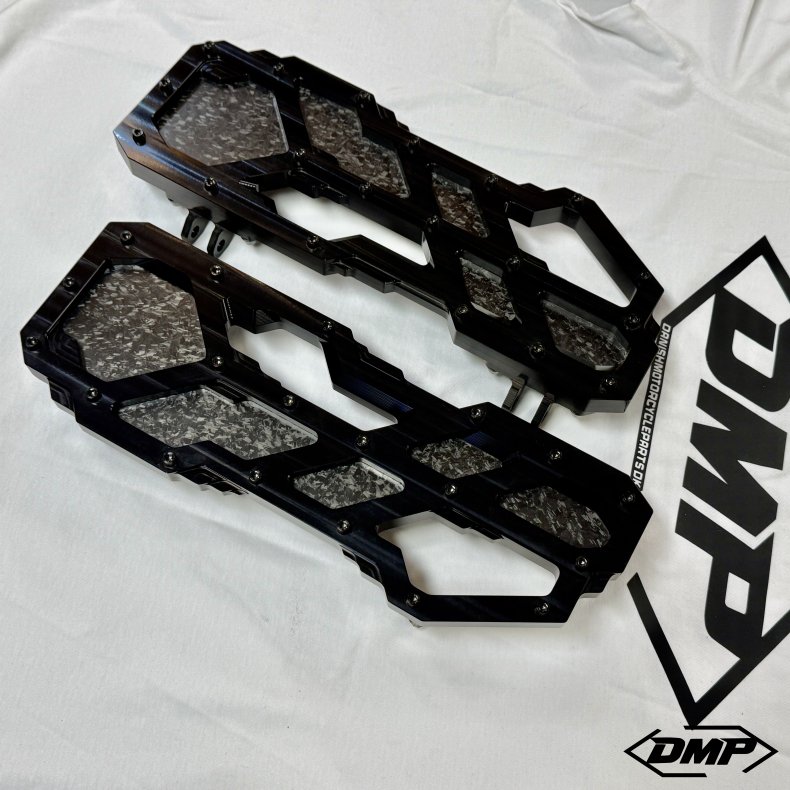DMP "Street Savage" floorboard s�t, Race black med blank forged carbon plade, Touring