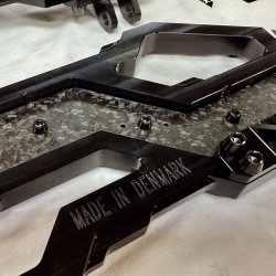 DMP "Street Savage" floorboard s�t, Race black med blank forged carbon plade, Touring