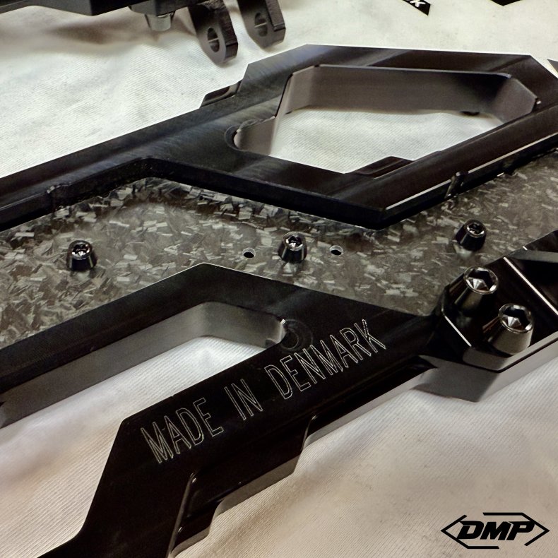 DMP "Street Savage" floorboard s�t, Race black med blank forged carbon plade, Touring