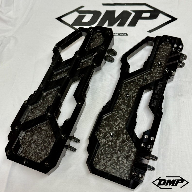 DMP "Street Savage" floorboard s�t, Race black med blank forged carbon plade, Touring