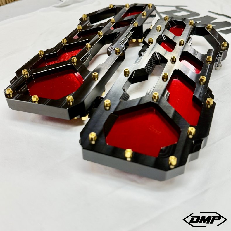 DMP "Street Savage" floorboard s�t, Race black med candy r�d plade, Touring