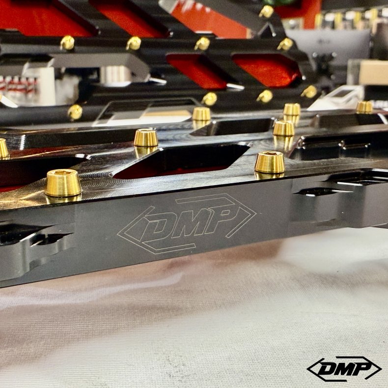 DMP "Street Savage" floorboard s�t, Race black med candy r�d plade, Touring
