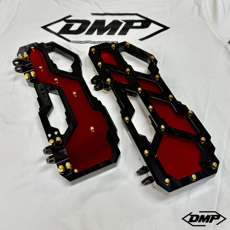 DMP "Street Savage" floorboard s�t, Race black med candy r�d plade, Touring