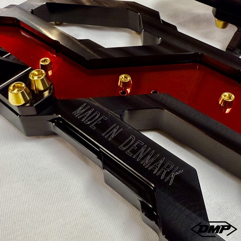 DMP "Street Savage" floorboard s�t, Race black med candy r�d plade, Touring