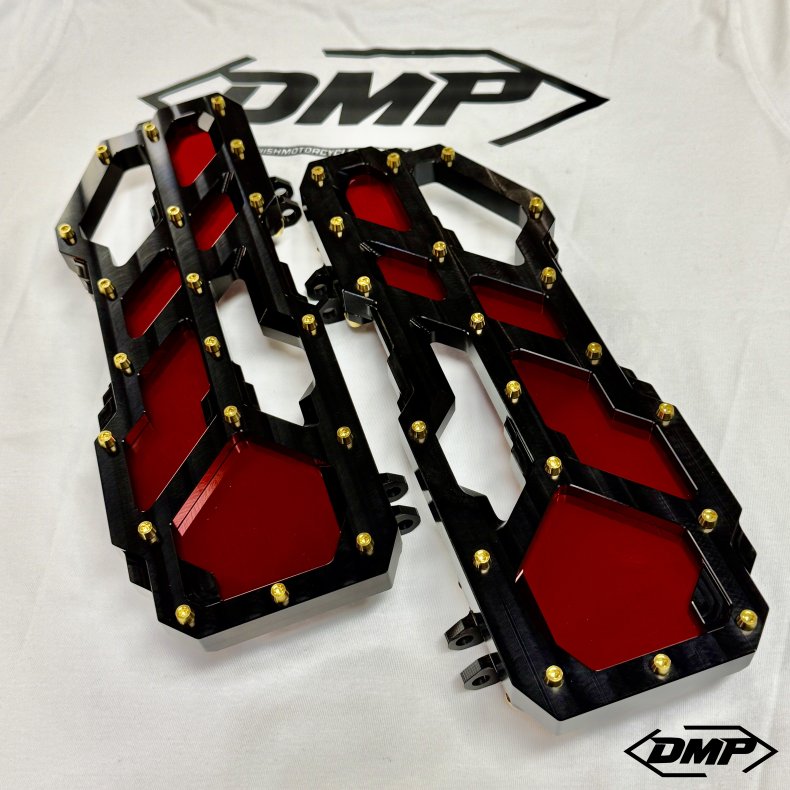 DMP "Street Savage" floorboard s�t, Race black med candy r�d plade, Touring