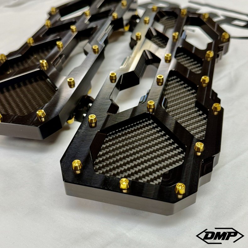 DMP "Street Savage" floorboard s�t, Race black med blank twill carbon plade, Touring