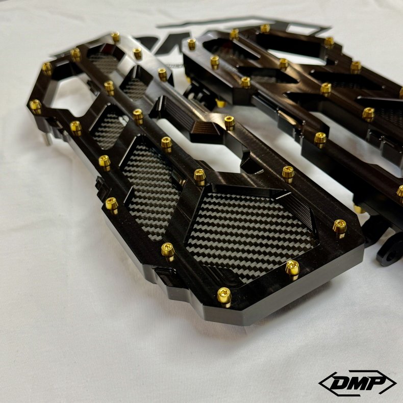 DMP "Street Savage" floorboard s�t, Race black med blank twill carbon plade, Touring