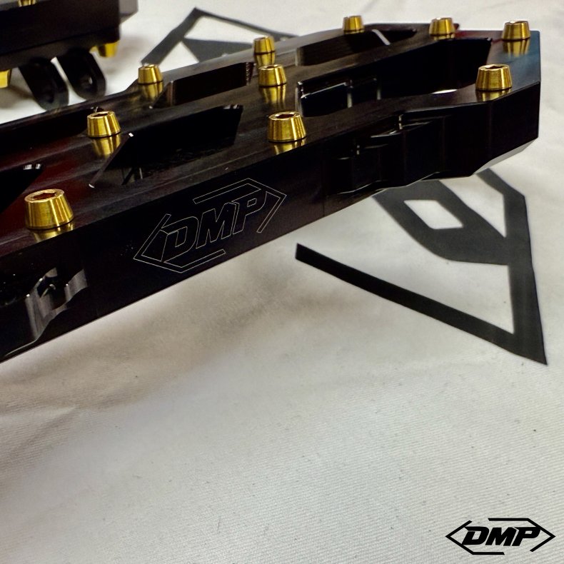 DMP "Street Savage" floorboard s�t, Race black med blank twill carbon plade, Touring