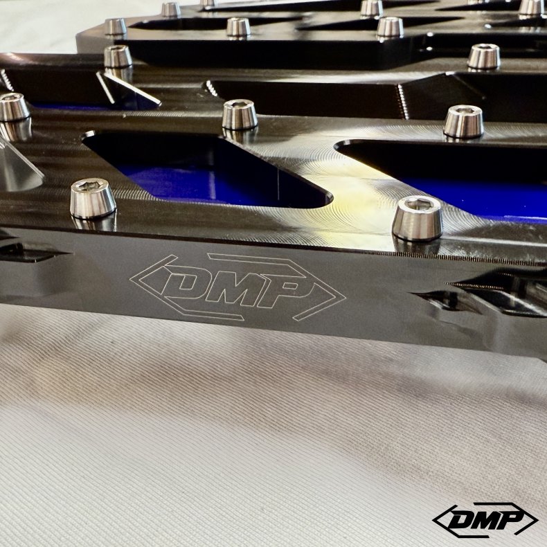 DMP "Street Savage" floorboard s�t, Race black med candy bl� plade, Touring