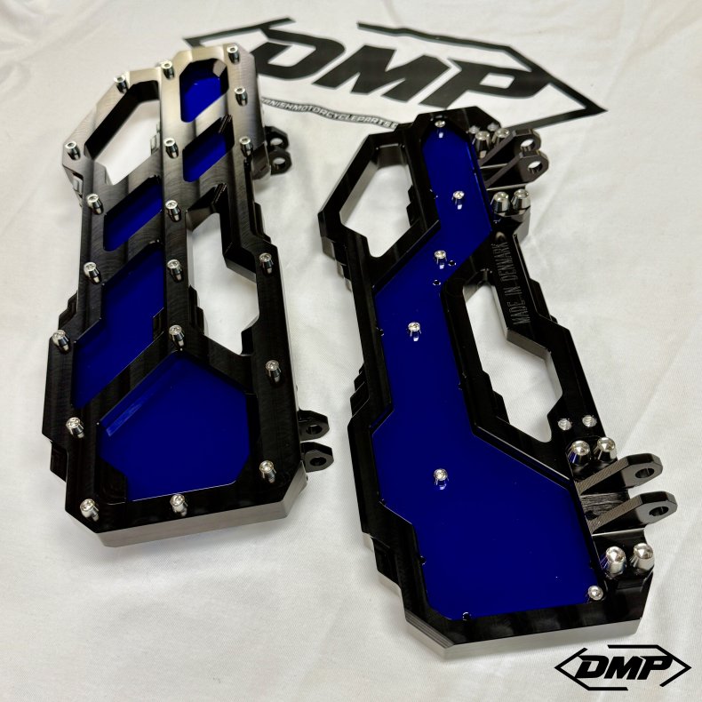 DMP "Street Savage" floorboard s�t, Race black med candy bl� plade, Touring