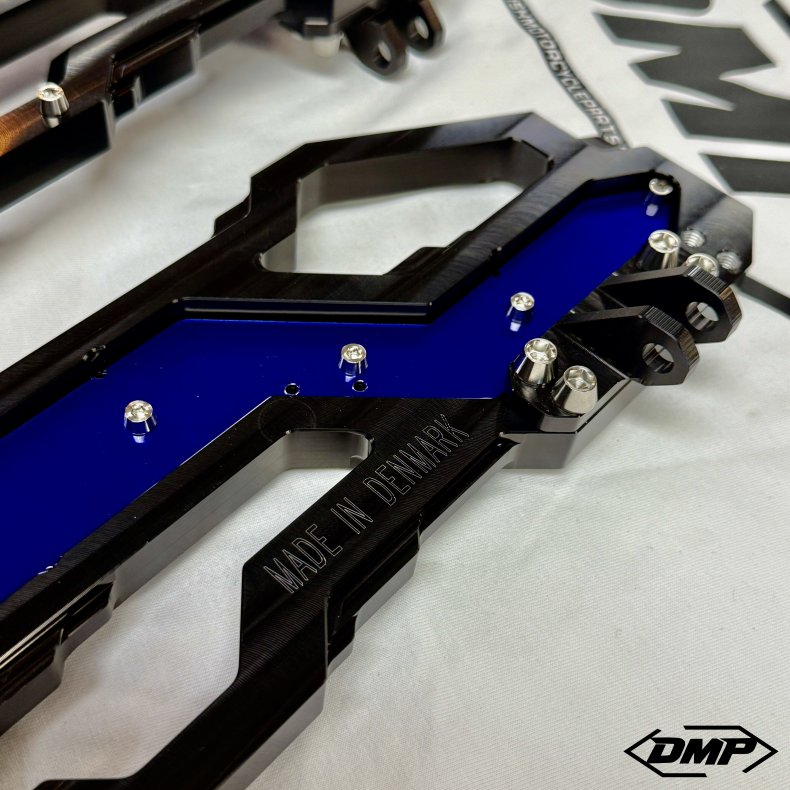 DMP "Street Savage" floorboard s�t, Race black med candy bl� plade, Touring