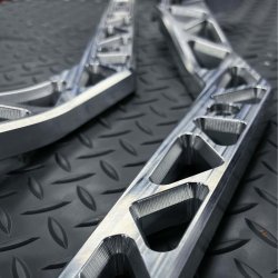 Black3 CNC Fenderstruts 2018+ Softail Lowrider