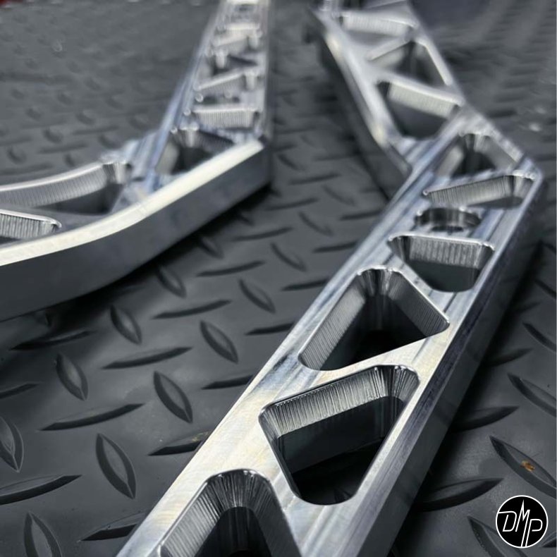 Black3 CNC Fenderstruts 2018+ Softail Lowrider