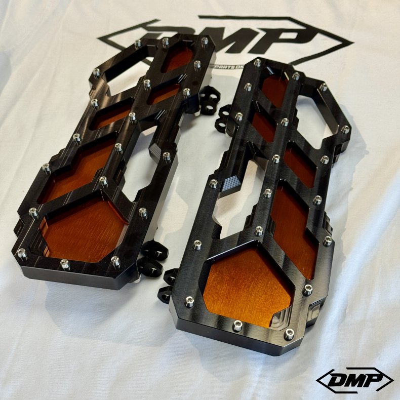 DMP "Street Savage" floorboard s�t, Race black med candy kobber plade, Touring