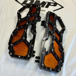 DMP "Street Savage" floorboard s�t, Race black med candy kobber plade, Touring
