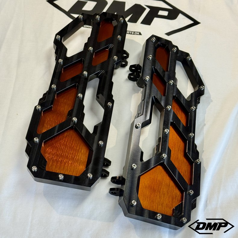 DMP "Street Savage" floorboard s�t, Race black med candy kobber plade, Touring