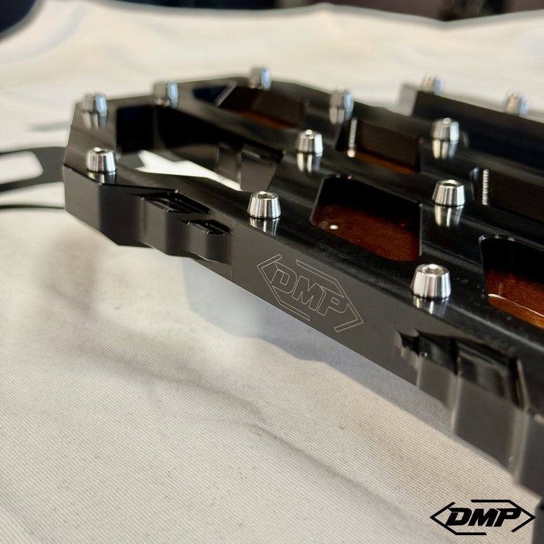 DMP "Street Savage" floorboard s�t, Race black med candy kobber plade, Touring