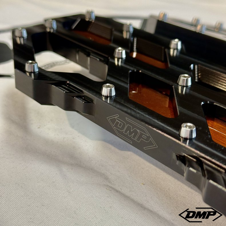 DMP "Street Savage" floorboard s�t, Race black med candy kobber plade, Touring