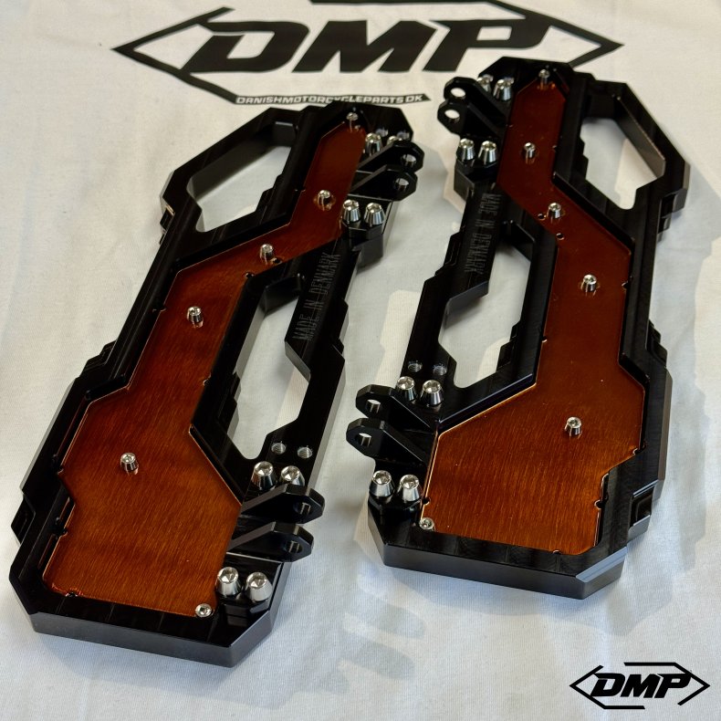 DMP "Street Savage" floorboard s�t, Race black med candy kobber plade, Touring
