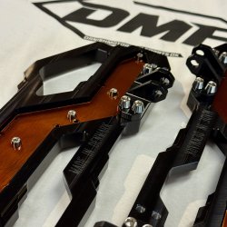 DMP "Street Savage" floorboard s�t, Race black med candy kobber plade, Touring