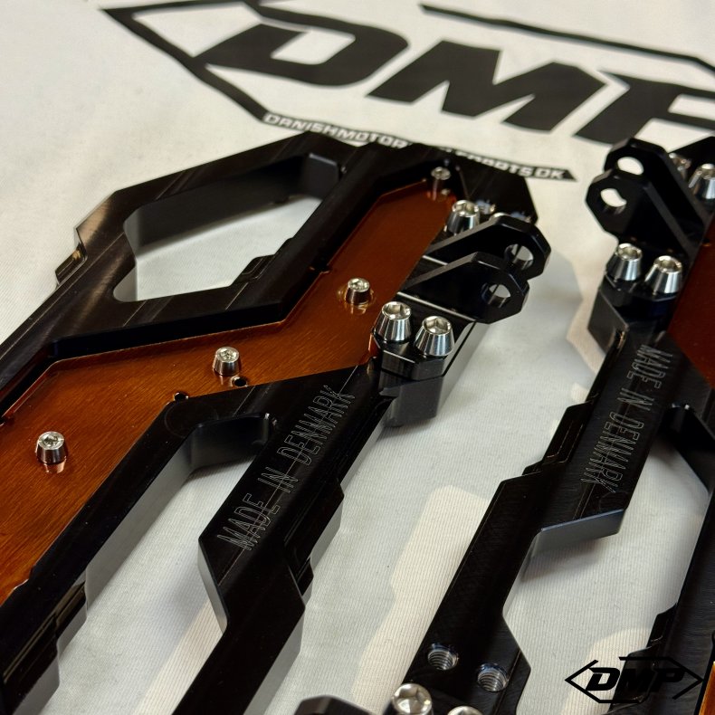DMP "Street Savage" floorboard s�t, Race black med candy kobber plade, Touring