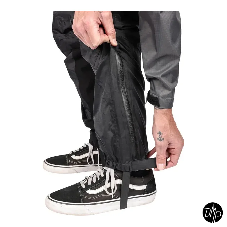 Thrashin Mission Windbreaker rainpants, black